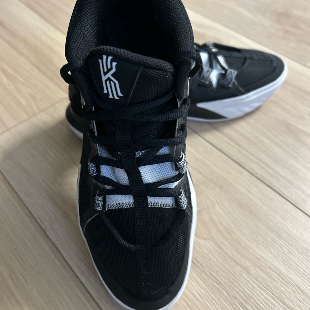 Nike Kyrie Black White Low Top Athletic Basketball Sneakers Boys Size 5.5 Y - Picture 7 of 11